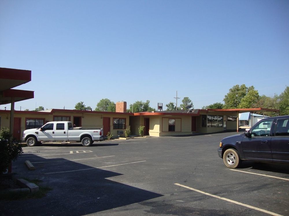 Madill Inn 2*